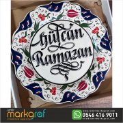 KALİGRAFİK YAZILI ÇİNİ TABAĞI
